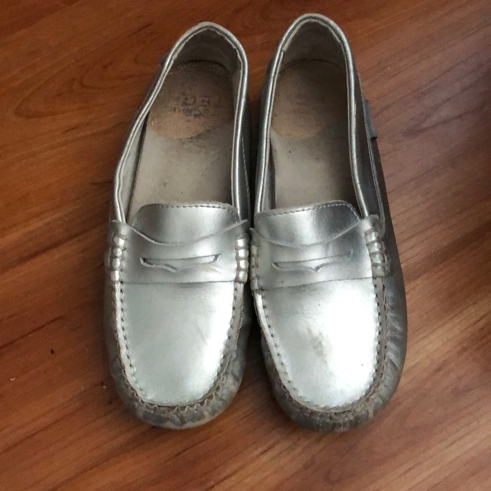 VGUC umi cloud silver loafers